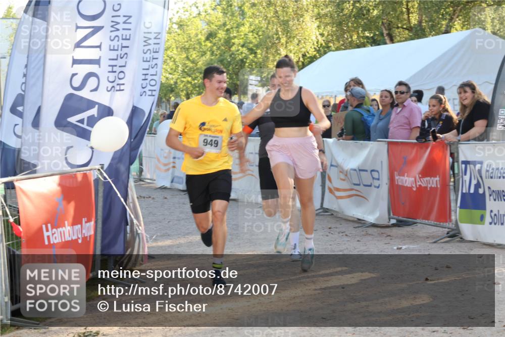07.09.2025 - 19. Norderstedt Triathlon Luisa Fischer http://msf.ph/oto/8742007 07.09.2025 16:59:11 Ziel 949, 1558, 1560 meine-sportfotos.de