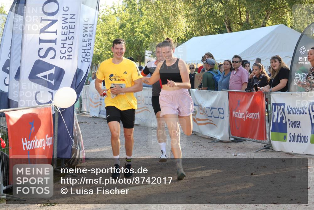 07.09.2025 - 19. Norderstedt Triathlon Luisa Fischer http://msf.ph/oto/8742017 07.09.2025 16:59:11 Ziel 949, 1558, 1560 meine-sportfotos.de
