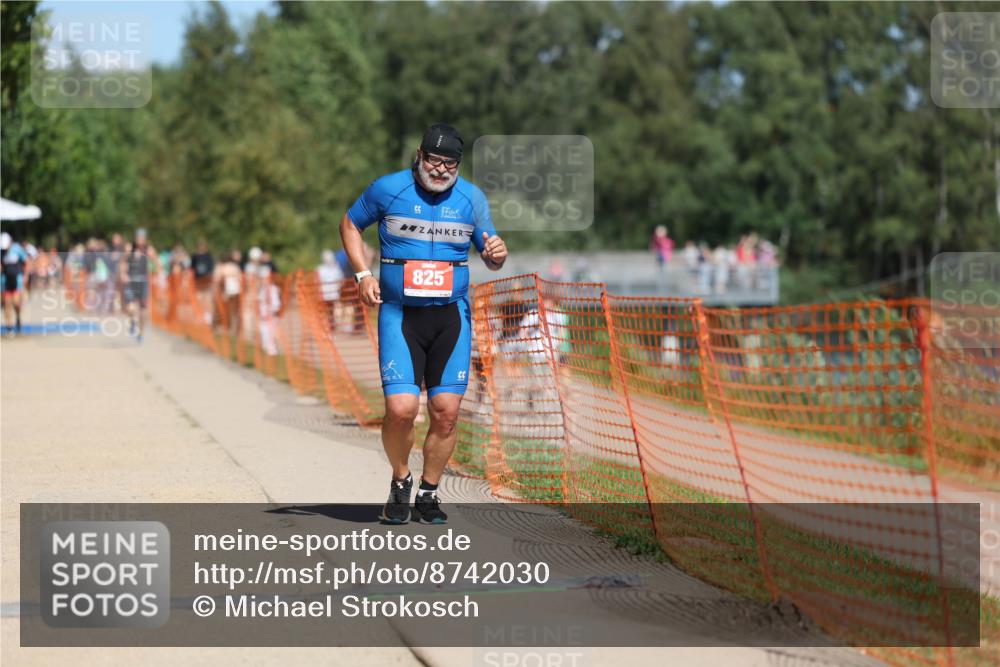 07.09.2025 - 19. Norderstedt Triathlon Michael Strokosch http://msf.ph/oto/8742030 07.09.2025 13:07:53 Laufen 825, 828 meine-sportfotos.de