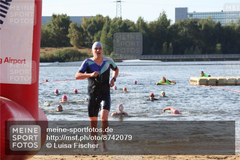 07.09.2025 - 19. Norderstedt Triathlon Luisa Fischer http://msf.ph/oto/8742079 07.09.2025 10:05:32 Schwimmen 1127, 1141, 1151 meine-sportfotos.de