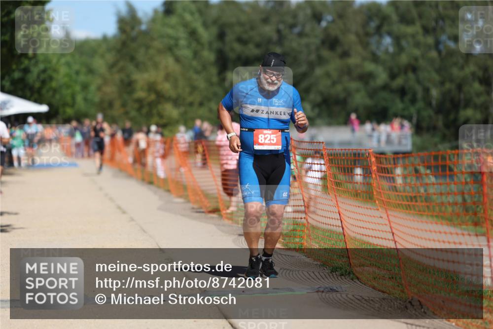 07.09.2025 - 19. Norderstedt Triathlon Michael Strokosch http://msf.ph/oto/8742081 07.09.2025 13:07:54 Laufen 825, 828 meine-sportfotos.de