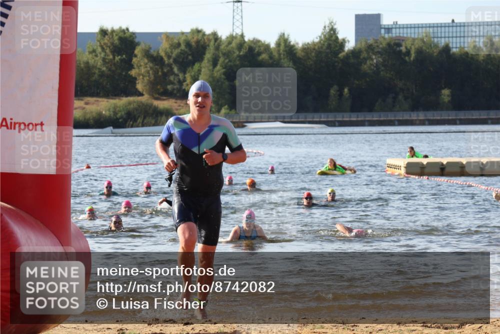 07.09.2025 - 19. Norderstedt Triathlon Luisa Fischer http://msf.ph/oto/8742082 07.09.2025 10:05:32 Schwimmen 1127, 1141, 1151 meine-sportfotos.de