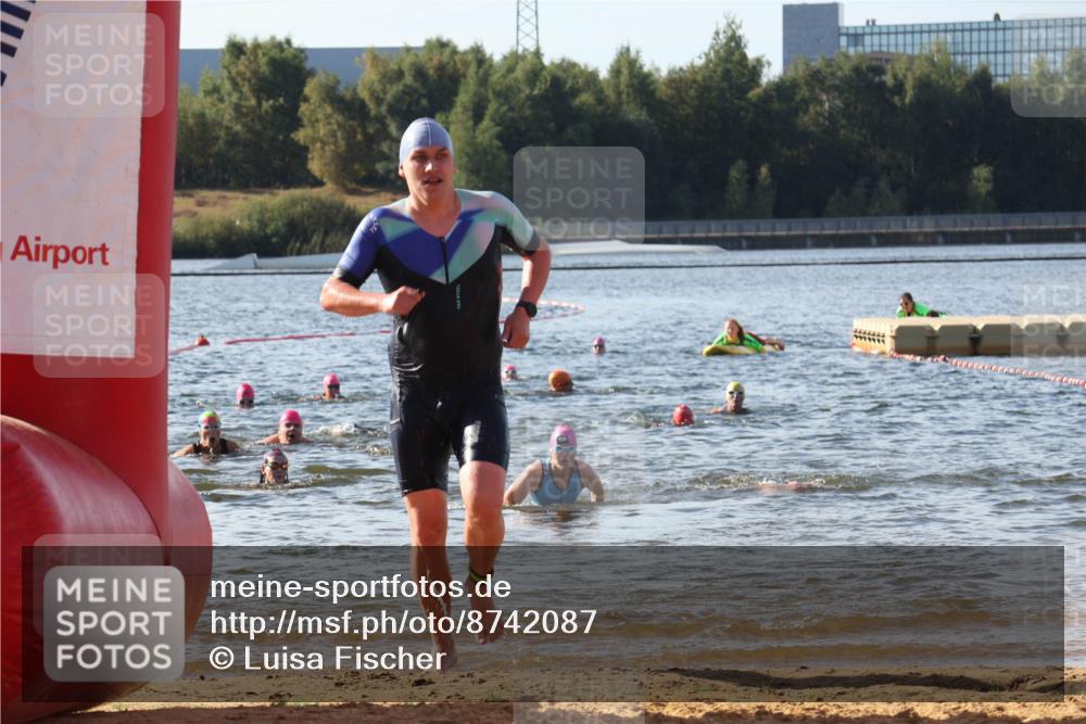 07.09.2025 - 19. Norderstedt Triathlon Luisa Fischer http://msf.ph/oto/8742087 07.09.2025 10:05:33 Schwimmen 1127, 1141 meine-sportfotos.de