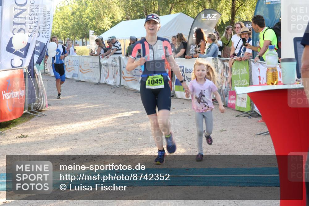 07.09.2025 - 19. Norderstedt Triathlon Luisa Fischer http://msf.ph/oto/8742352 07.09.2025 16:59:57 Ziel 1045, 1568 meine-sportfotos.de