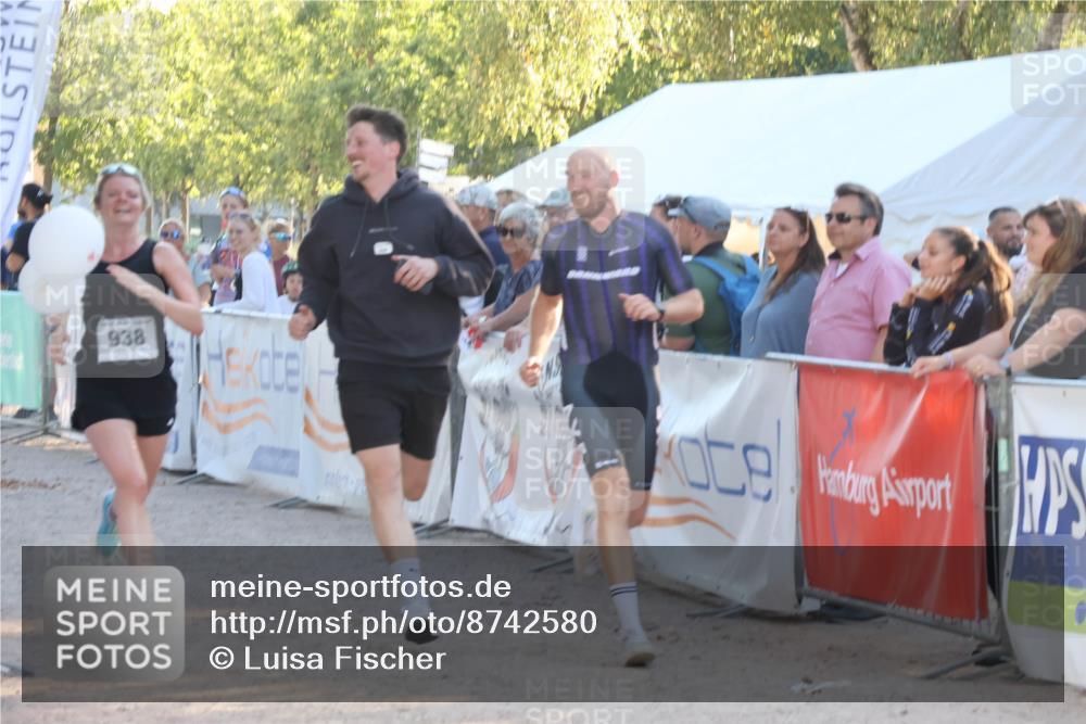 07.09.2025 - 19. Norderstedt Triathlon Luisa Fischer http://msf.ph/oto/8742580 07.09.2025 17:00:37 Ziel 938, 1106 meine-sportfotos.de