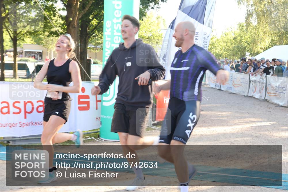 07.09.2025 - 19. Norderstedt Triathlon Luisa Fischer http://msf.ph/oto/8742634 07.09.2025 17:00:40 Ziel 938 meine-sportfotos.de