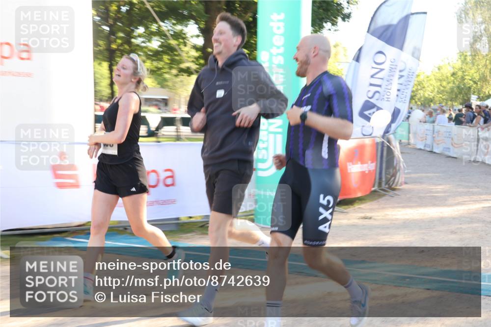07.09.2025 - 19. Norderstedt Triathlon Luisa Fischer http://msf.ph/oto/8742639 07.09.2025 17:00:41 Ziel 938 meine-sportfotos.de