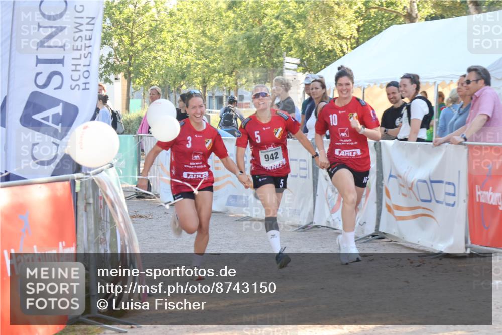 07.09.2025 - 19. Norderstedt Triathlon Luisa Fischer http://msf.ph/oto/8743150 07.09.2025 17:04:09 Ziel 942 meine-sportfotos.de