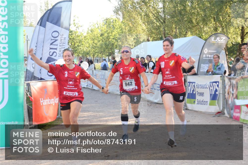 07.09.2025 - 19. Norderstedt Triathlon Luisa Fischer http://msf.ph/oto/8743191 07.09.2025 17:04:11 Ziel 942 meine-sportfotos.de