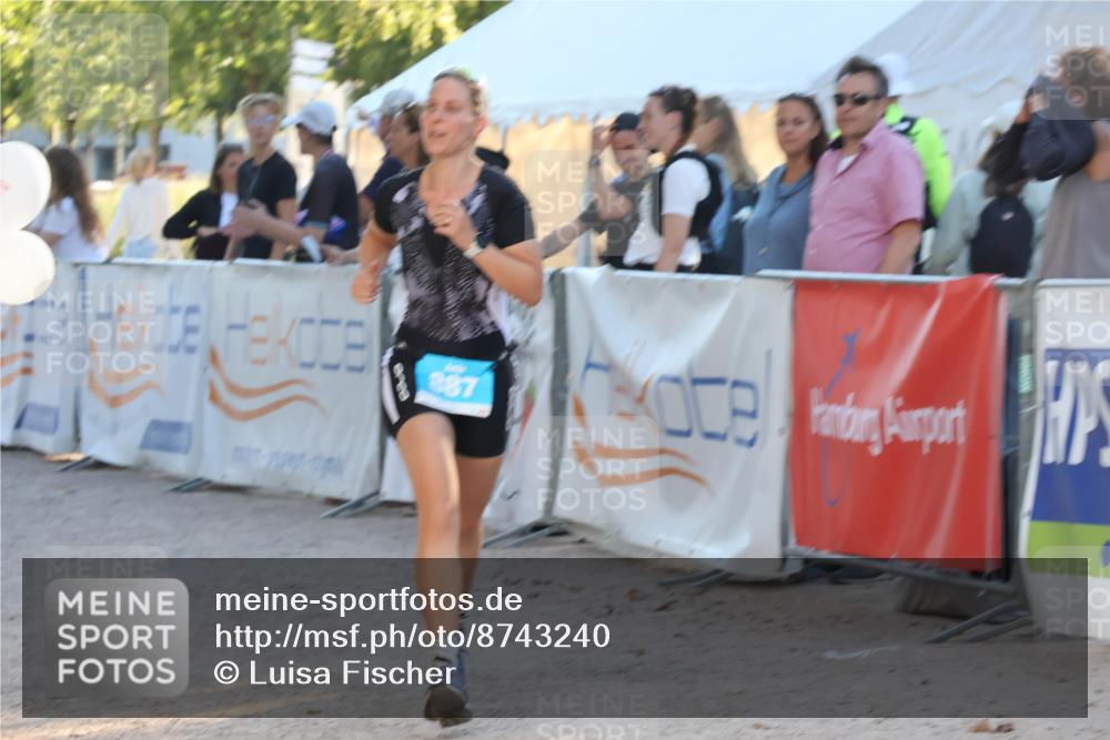 07.09.2025 - 19. Norderstedt Triathlon Luisa Fischer http://msf.ph/oto/8743240 07.09.2025 17:05:51 Ziel 885, 887 meine-sportfotos.de