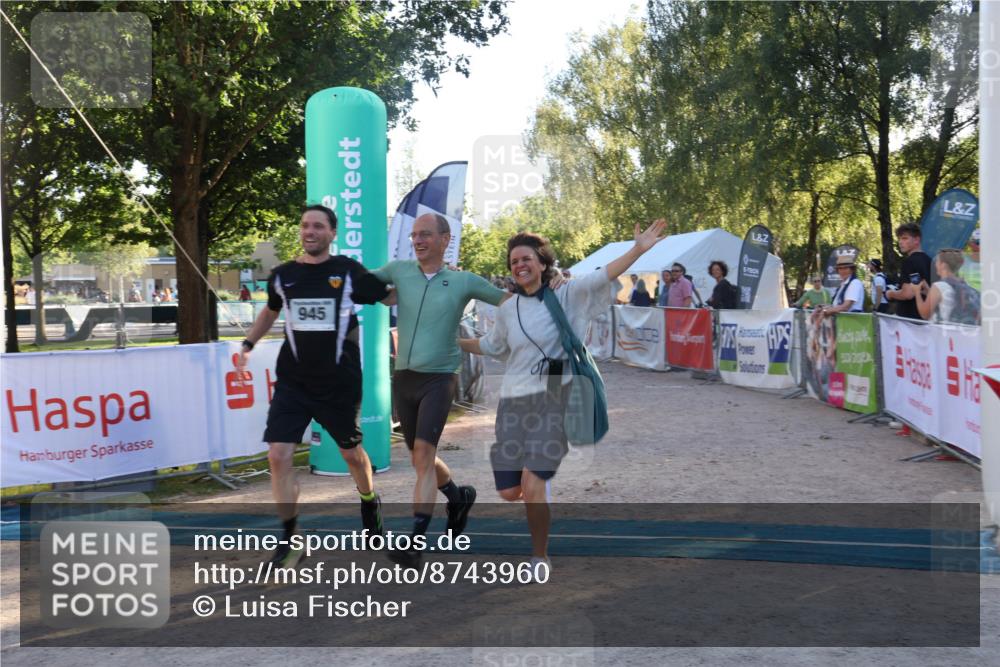 07.09.2025 - 19. Norderstedt Triathlon Luisa Fischer http://msf.ph/oto/8743960 07.09.2025 17:11:07 Ziel 408, 945, 1410 meine-sportfotos.de