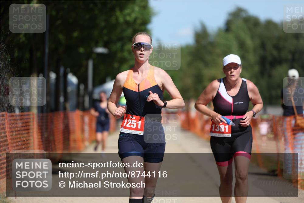 07.09.2025 - 19. Norderstedt Triathlon Michael Strokosch http://msf.ph/oto/8744116 07.09.2025 12:34:06 Laufen 1251, 1368, 1381 meine-sportfotos.de