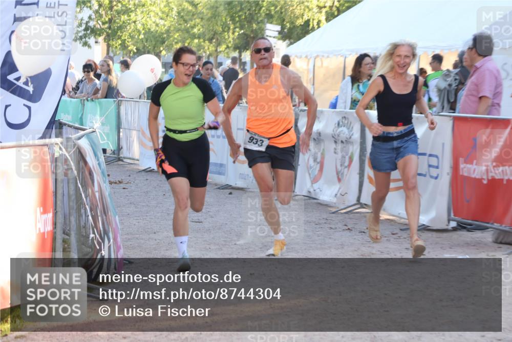 07.09.2025 - 19. Norderstedt Triathlon Luisa Fischer http://msf.ph/oto/8744304 07.09.2025 17:12:47 Ziel 883, 933, 1557 meine-sportfotos.de