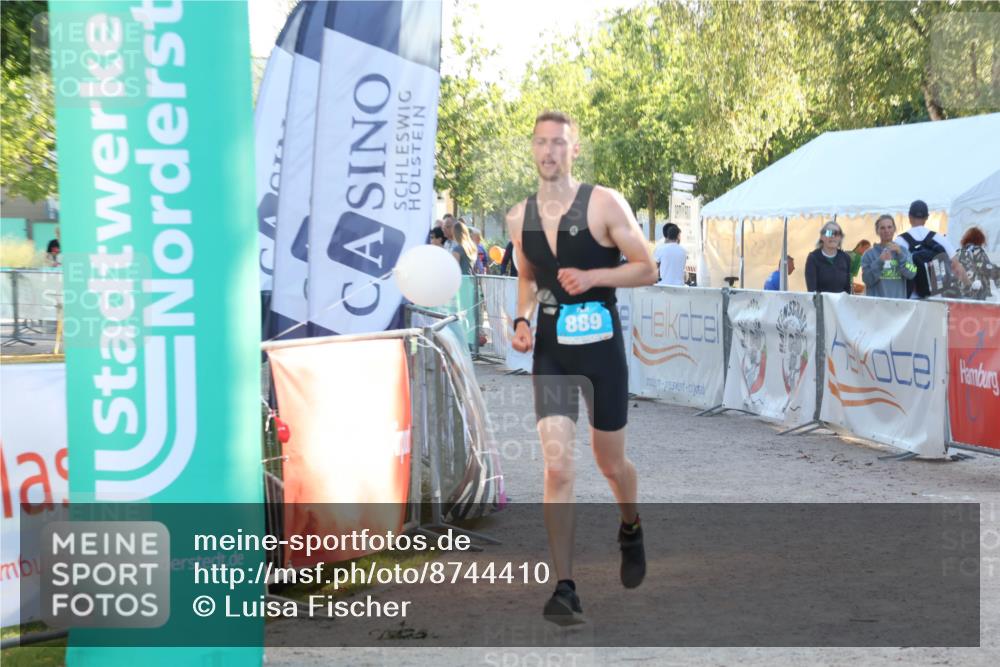 07.09.2025 - 19. Norderstedt Triathlon Luisa Fischer http://msf.ph/oto/8744410 07.09.2025 17:13:28 Ziel 889 meine-sportfotos.de