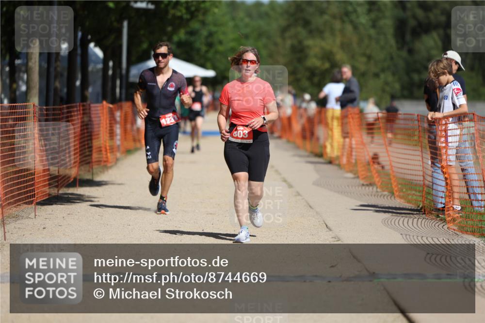 07.09.2025 - 19. Norderstedt Triathlon Michael Strokosch http://msf.ph/oto/8744669 07.09.2025 12:34:32 Laufen 696, 803, 1213, 1233 meine-sportfotos.de