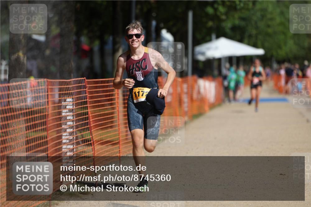 07.09.2025 - 19. Norderstedt Triathlon Michael Strokosch http://msf.ph/oto/8745360 07.09.2025 11:58:29 Laufen 185, 1172, 1182 meine-sportfotos.de