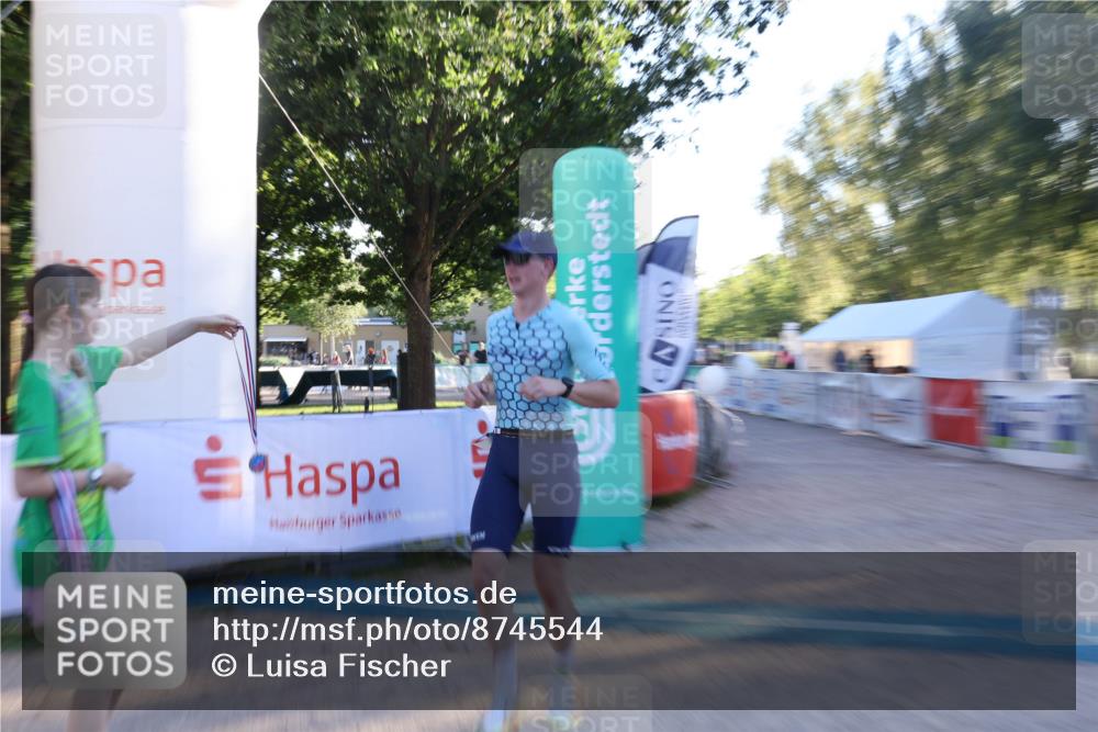 07.09.2025 - 19. Norderstedt Triathlon Luisa Fischer http://msf.ph/oto/8745544 07.09.2025 17:20:14 Ziel 405 meine-sportfotos.de