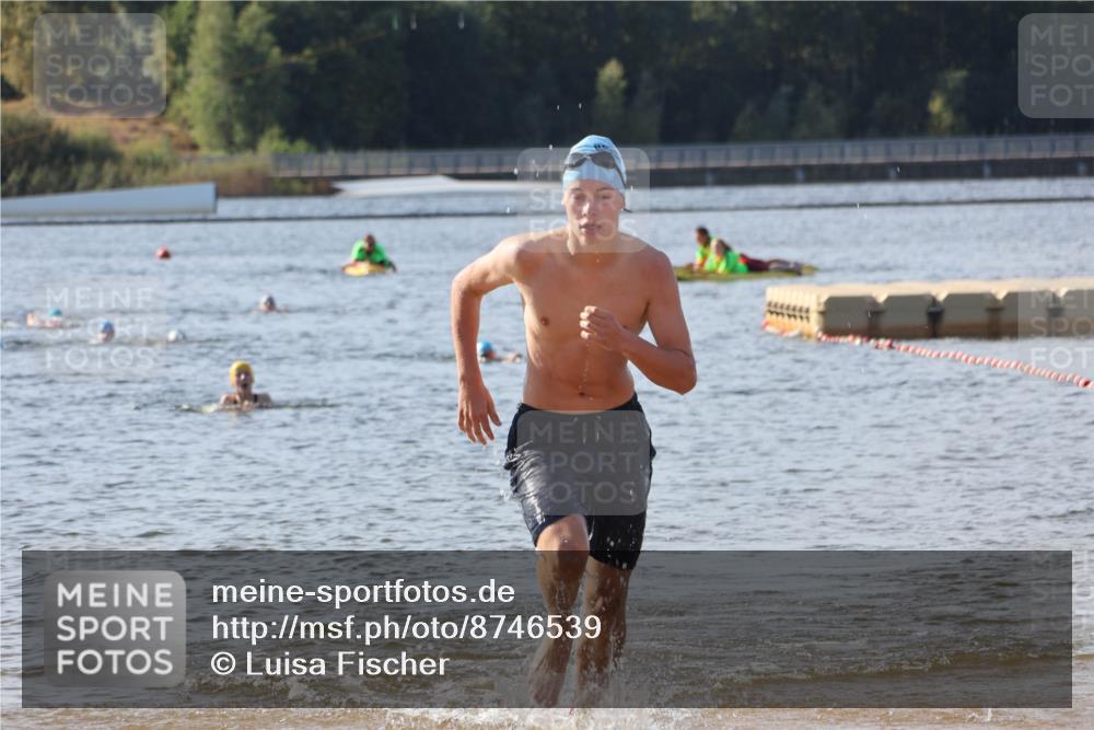 07.09.2025 - 19. Norderstedt Triathlon Luisa Fischer http://msf.ph/oto/8746539 07.09.2025 10:25:58 Schwimmen 99, 110, 693 meine-sportfotos.de