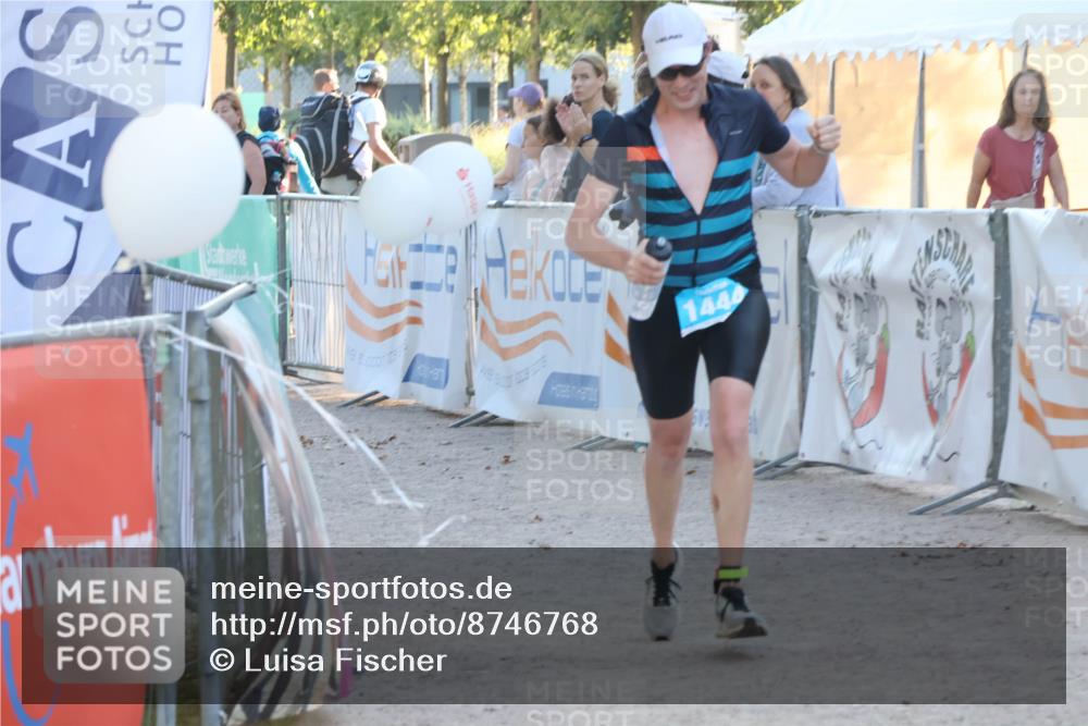 07.09.2025 - 19. Norderstedt Triathlon Luisa Fischer http://msf.ph/oto/8746768 07.09.2025 17:30:10 Ziel 1444 meine-sportfotos.de