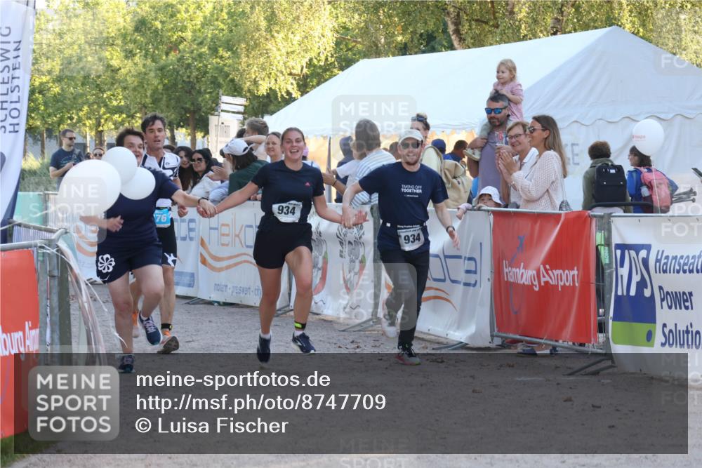 07.09.2025 - 19. Norderstedt Triathlon Luisa Fischer http://msf.ph/oto/8747709 07.09.2025 17:35:50 Ziel 376, 934, 1454 meine-sportfotos.de