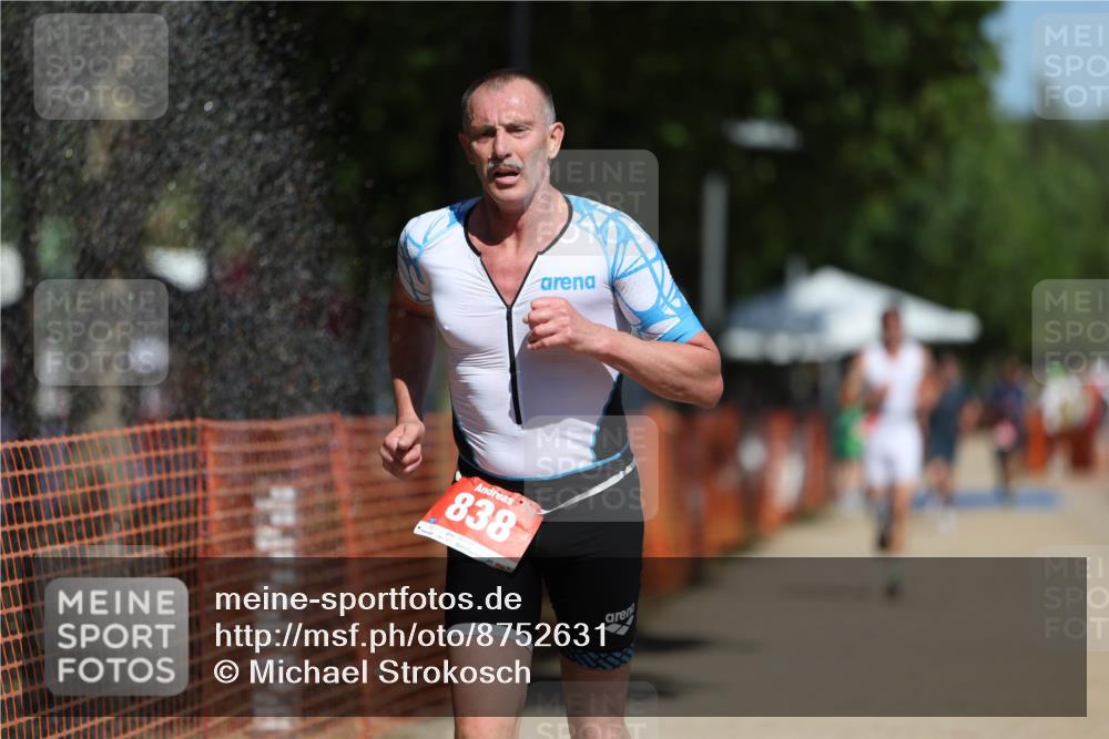 07.09.2025 - 19. Norderstedt Triathlon Michael Strokosch http://msf.ph/oto/8752631 07.09.2025 12:46:33 Laufen 697, 838 meine-sportfotos.de