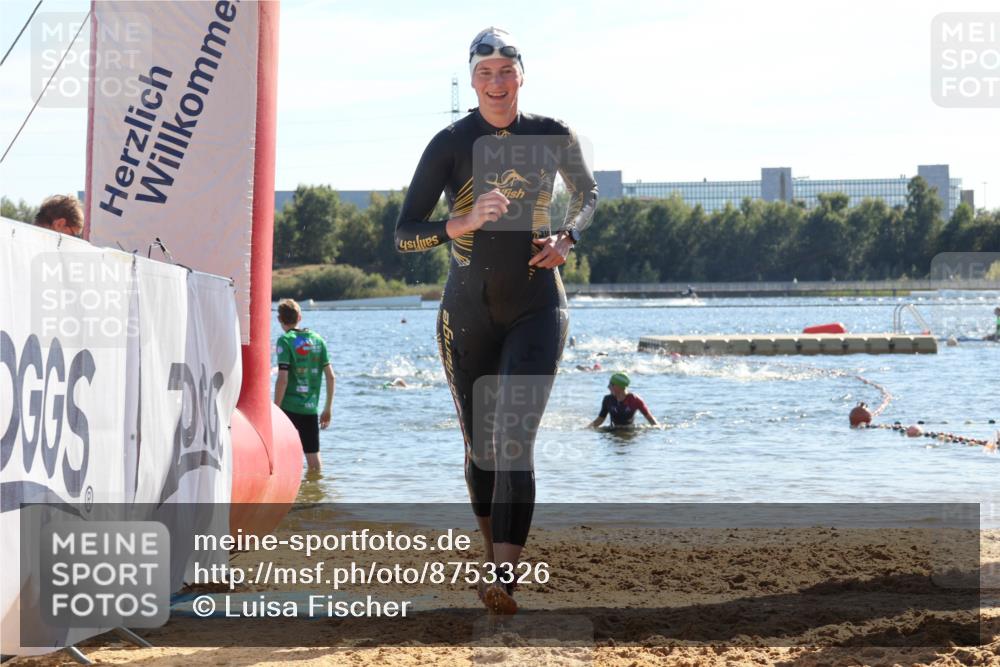 07.09.2025 - 19. Norderstedt Triathlon Luisa Fischer http://msf.ph/oto/8753326 07.09.2025 15:37:12 Schwimmen 1052, 1091, 1096 meine-sportfotos.de