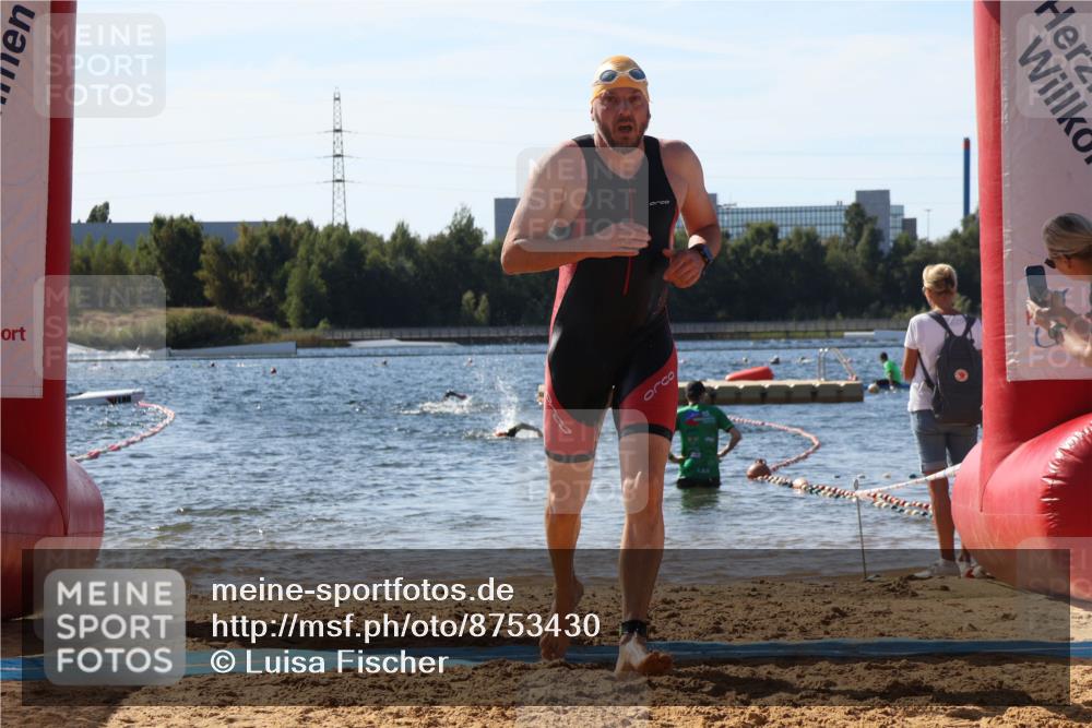 07.09.2025 - 19. Norderstedt Triathlon Luisa Fischer http://msf.ph/oto/8753430 07.09.2025 11:39:46 Schwimmen 802, 1233 meine-sportfotos.de