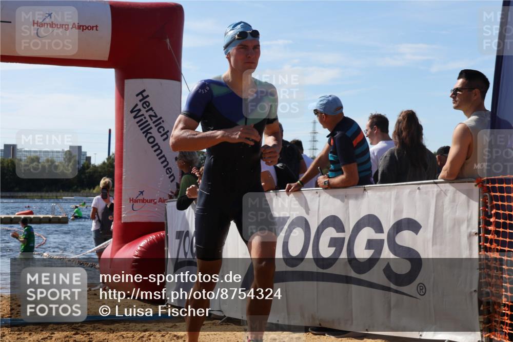 07.09.2025 - 19. Norderstedt Triathlon Luisa Fischer http://msf.ph/oto/8754324 07.09.2025 11:42:32 Schwimmen 838, 856 meine-sportfotos.de
