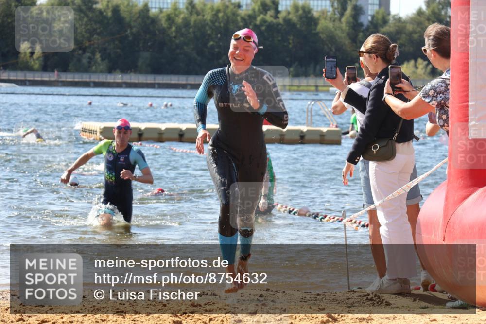 07.09.2025 - 19. Norderstedt Triathlon Luisa Fischer http://msf.ph/oto/8754632 07.09.2025 11:43:33 Schwimmen 165, 261, 699 meine-sportfotos.de