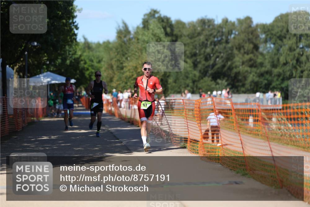 07.09.2025 - 19. Norderstedt Triathlon Michael Strokosch http://msf.ph/oto/8757191 07.09.2025 14:55:15 Laufen 976, 1027 meine-sportfotos.de