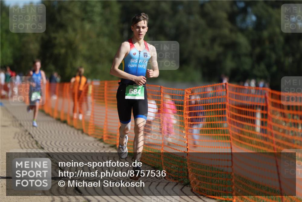 07.09.2025 - 19. Norderstedt Triathlon Michael Strokosch http://msf.ph/oto/8757536 07.09.2025 10:43:23 Laufen 676, 684 meine-sportfotos.de