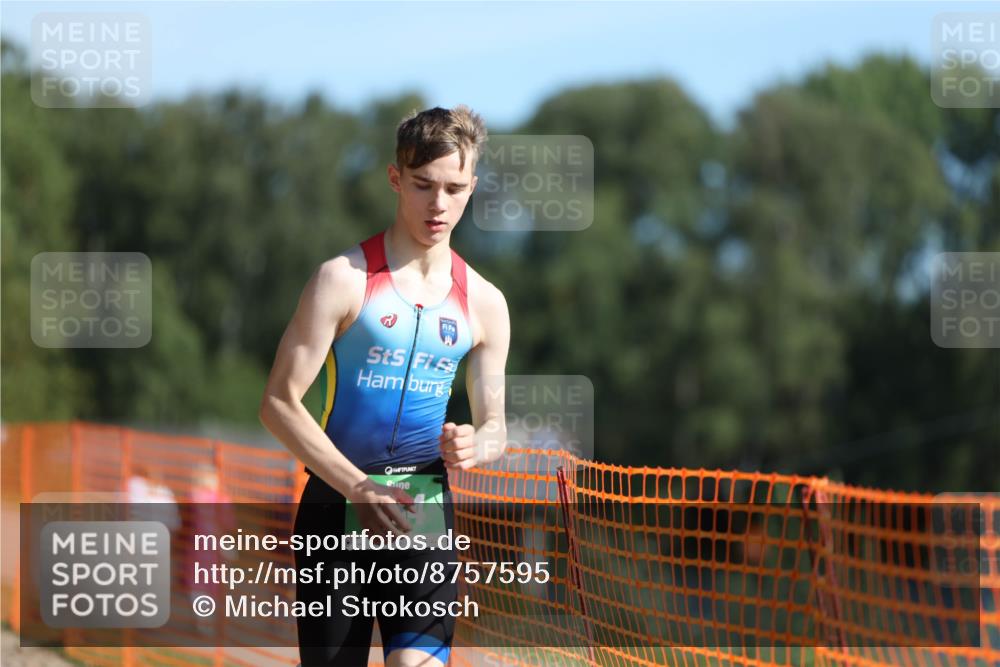 07.09.2025 - 19. Norderstedt Triathlon Michael Strokosch http://msf.ph/oto/8757595 07.09.2025 10:43:24 Laufen 676, 684 meine-sportfotos.de
