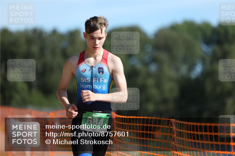 07.09.2025 - 19. Norderstedt Triathlon Michael Strokosch http://msf.ph/oto/8757601 07.09.2025 10:43:24 Laufen 676, 684 meine-sportfotos.de