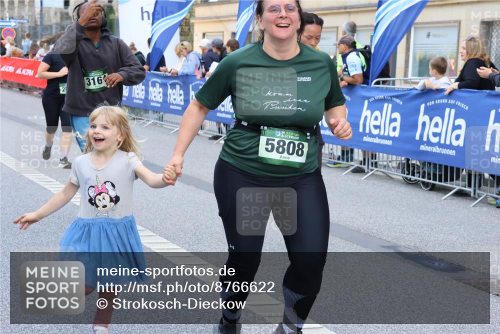 07.09.2025 - BARMER Alsterlauf Strokosch-Dieckow http://msf.ph/oto/8766622 07.09.2025 10:11:33 Ziel 2171, 2293, 2599, 2846, 2847, 3036, 3126, 3327, 3366, 3367, 3613, 3614, 3692, 3792, 4193, 4264, 4376, 4415, 4491, 4970, 5175, 5214, 5418, 5448, 5613, 5614, 5649, 5650, 5758, 5760, 5813, 5827, 5911, 5956, 6008, 6009, 6144, 8038, 8039, 8126, 8145 meine-sportfotos.de