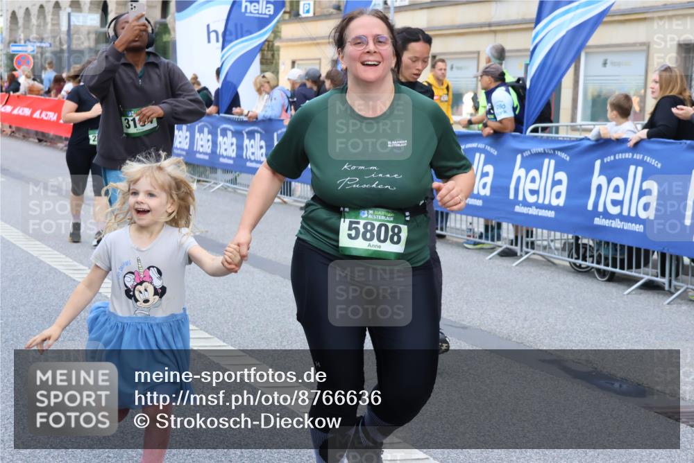 07.09.2025 - BARMER Alsterlauf Strokosch-Dieckow http://msf.ph/oto/8766636 07.09.2025 10:11:33 Ziel 2171, 2293, 2599, 2846, 2847, 3036, 3126, 3327, 3366, 3367, 3613, 3614, 3692, 3792, 4193, 4264, 4376, 4415, 4491, 4970, 5175, 5214, 5418, 5448, 5613, 5614, 5649, 5650, 5758, 5760, 5813, 5827, 5911, 5956, 6008, 6009, 6144, 8038, 8039, 8126, 8145 meine-sportfotos.de