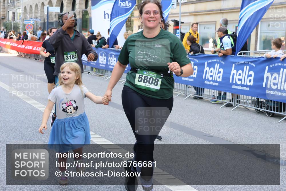 07.09.2025 - BARMER Alsterlauf Strokosch-Dieckow http://msf.ph/oto/8766681 07.09.2025 10:11:32 Ziel 2171, 2293, 2846, 2847, 3036, 3126, 3327, 3366, 3367, 3613, 3614, 3692, 3792, 4193, 4376, 4415, 4491, 4970, 5175, 5214, 5418, 5448, 5649, 5650, 5758, 5760, 5813, 5827, 5911, 5956, 6008, 6009, 6130, 6144, 6180, 8038, 8039, 8126, 8145 meine-sportfotos.de