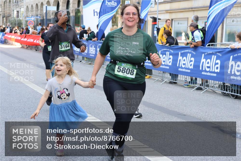 07.09.2025 - BARMER Alsterlauf Strokosch-Dieckow http://msf.ph/oto/8766700 07.09.2025 10:11:32 Ziel 2171, 2293, 2846, 2847, 3036, 3126, 3327, 3366, 3367, 3613, 3614, 3692, 3792, 4193, 4376, 4415, 4491, 4970, 5175, 5214, 5418, 5448, 5649, 5650, 5758, 5760, 5813, 5827, 5911, 5956, 6008, 6009, 6130, 6144, 6180, 8038, 8039, 8126, 8145 meine-sportfotos.de