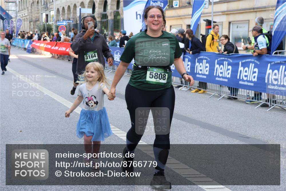 07.09.2025 - BARMER Alsterlauf Strokosch-Dieckow http://msf.ph/oto/8766779 07.09.2025 10:11:32 Ziel 2171, 2293, 2846, 2847, 3036, 3126, 3327, 3366, 3367, 3613, 3614, 3692, 3792, 4193, 4376, 4415, 4491, 4970, 5175, 5214, 5418, 5448, 5649, 5650, 5758, 5760, 5813, 5827, 5911, 5956, 6008, 6009, 6130, 6144, 6180, 8038, 8039, 8126, 8145 meine-sportfotos.de