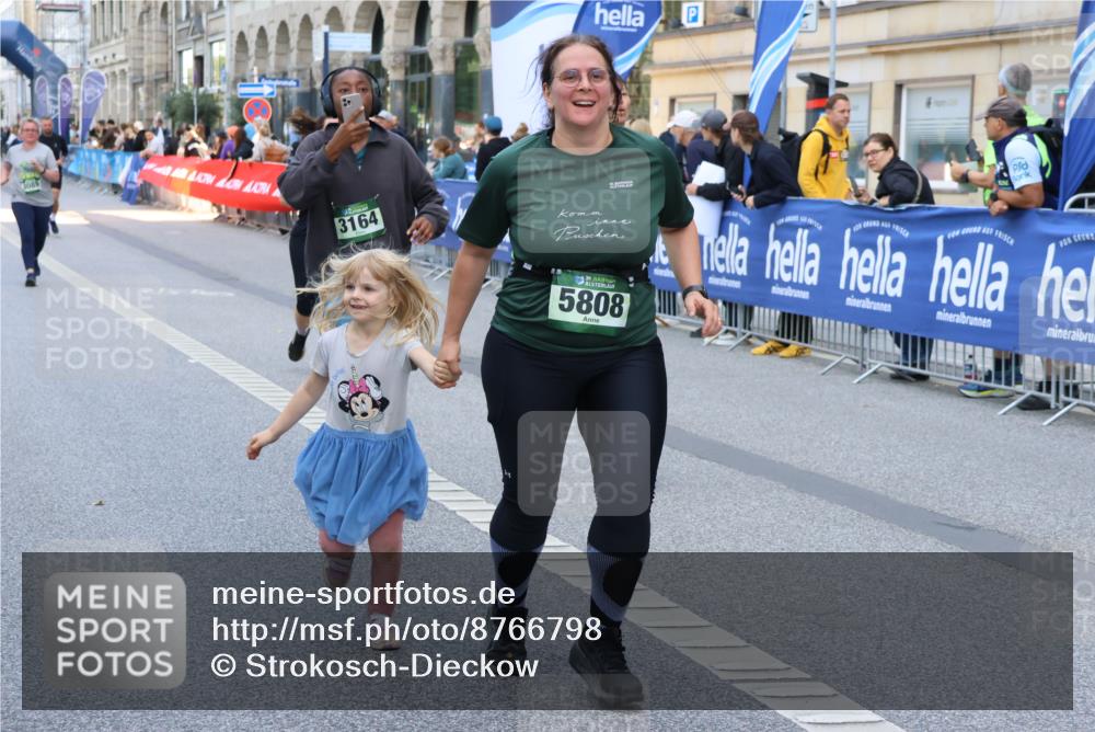 07.09.2025 - BARMER Alsterlauf Strokosch-Dieckow http://msf.ph/oto/8766798 07.09.2025 10:11:32 Ziel 2171, 2293, 2846, 2847, 3036, 3126, 3327, 3366, 3367, 3613, 3614, 3692, 3792, 4193, 4376, 4415, 4491, 4970, 5175, 5214, 5418, 5448, 5649, 5650, 5758, 5760, 5813, 5827, 5911, 5956, 6008, 6009, 6130, 6144, 6180, 8038, 8039, 8126, 8145 meine-sportfotos.de