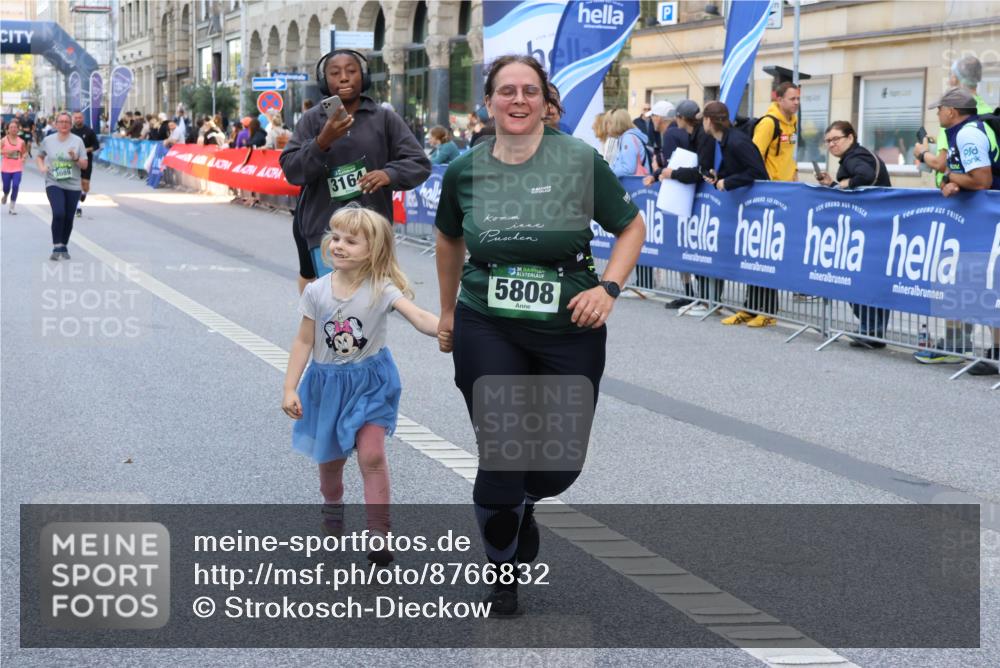 07.09.2025 - BARMER Alsterlauf Strokosch-Dieckow http://msf.ph/oto/8766832 07.09.2025 10:11:32 Ziel 2171, 2293, 2846, 2847, 3036, 3126, 3327, 3366, 3367, 3613, 3614, 3692, 3792, 4193, 4376, 4415, 4491, 4970, 5175, 5214, 5418, 5448, 5649, 5650, 5758, 5760, 5813, 5827, 5911, 5956, 6008, 6009, 6130, 6144, 6180, 8038, 8039, 8126, 8145 meine-sportfotos.de