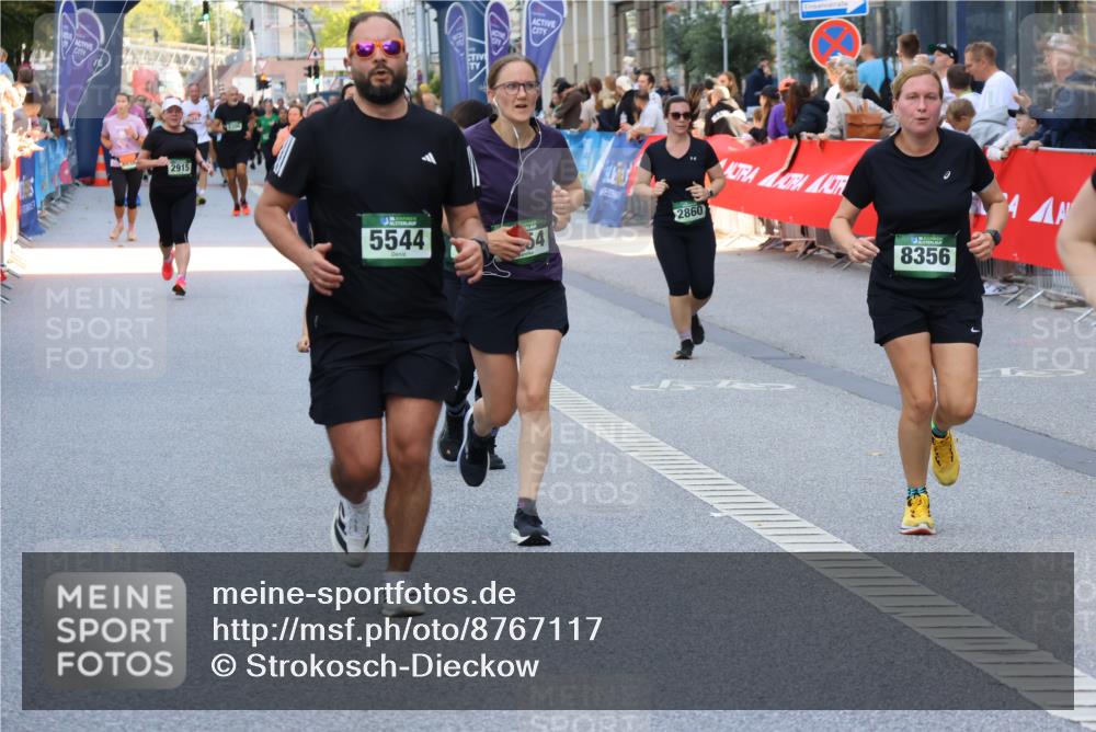 07.09.2025 - BARMER Alsterlauf Strokosch-Dieckow http://msf.ph/oto/8767117 07.09.2025 10:11:27 Ziel 2293, 2772, 2820, 2846, 2847, 2934, 3036, 3126, 3327, 3348, 3349, 3366, 3367, 3393, 3398, 3692, 3783, 3792, 3867, 4045, 4193, 4376, 4415, 4491, 4970, 5214, 5418, 5448, 5649, 5650, 5758, 5760, 6008, 6124, 6130, 6144, 6180, 8038, 8039, 8126, 8264 meine-sportfotos.de