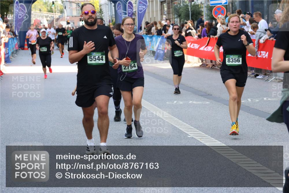 07.09.2025 - BARMER Alsterlauf Strokosch-Dieckow http://msf.ph/oto/8767163 07.09.2025 10:11:26 Ziel 2293, 2772, 2820, 2846, 2847, 2934, 3036, 3126, 3327, 3348, 3349, 3366, 3367, 3393, 3398, 3692, 3783, 3792, 3867, 4045, 4376, 4415, 4491, 4970, 5214, 5418, 5448, 5649, 5650, 5758, 5760, 6008, 6124, 6130, 6144, 6180, 8038, 8039, 8126, 8264 meine-sportfotos.de