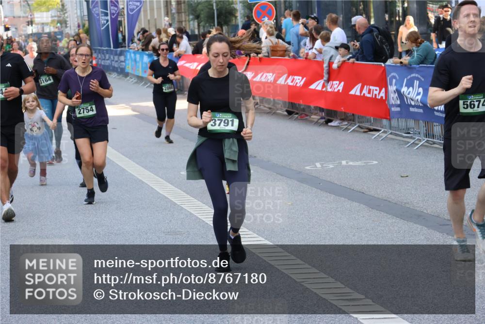 07.09.2025 - BARMER Alsterlauf Strokosch-Dieckow http://msf.ph/oto/8767180 07.09.2025 10:11:25 Ziel 2293, 2772, 2820, 2846, 2847, 2934, 3036, 3126, 3327, 3348, 3349, 3366, 3367, 3393, 3398, 3692, 3783, 3792, 3867, 4045, 4376, 4415, 4491, 4970, 5214, 5418, 5448, 5649, 5650, 5758, 5760, 6008, 6124, 6130, 6144, 6180, 8038, 8039, 8126, 8264 meine-sportfotos.de
