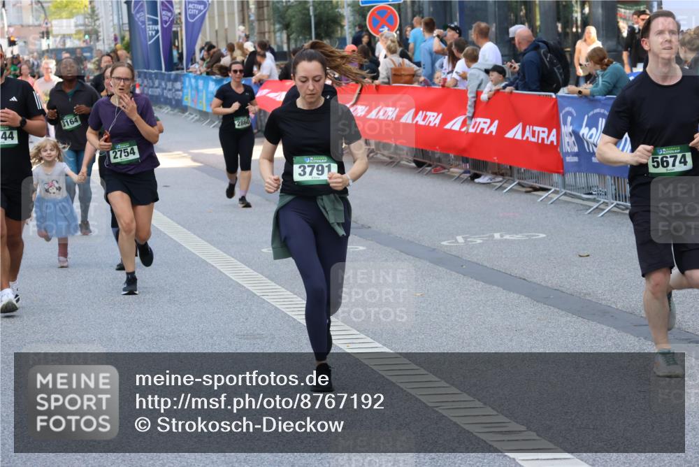 07.09.2025 - BARMER Alsterlauf Strokosch-Dieckow http://msf.ph/oto/8767192 07.09.2025 10:11:25 Ziel 2293, 2772, 2820, 2846, 2847, 2934, 3036, 3126, 3327, 3348, 3349, 3366, 3367, 3393, 3398, 3692, 3783, 3792, 3867, 4045, 4376, 4415, 4491, 4970, 5214, 5418, 5448, 5649, 5650, 5758, 5760, 6008, 6124, 6130, 6144, 6180, 8038, 8039, 8126, 8264 meine-sportfotos.de