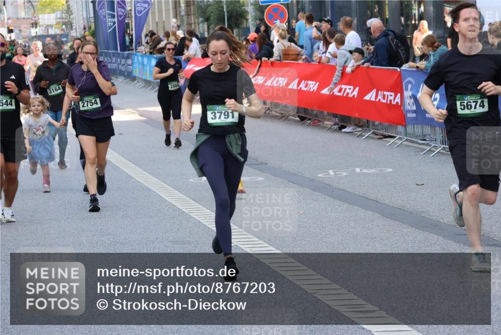 07.09.2025 - BARMER Alsterlauf Strokosch-Dieckow http://msf.ph/oto/8767203 07.09.2025 10:11:25 Ziel 2293, 2772, 2820, 2846, 2847, 2934, 3036, 3126, 3327, 3348, 3349, 3366, 3367, 3393, 3398, 3692, 3783, 3792, 3867, 4045, 4376, 4415, 4491, 4970, 5214, 5418, 5448, 5649, 5650, 5758, 5760, 6008, 6124, 6130, 6144, 6180, 8038, 8039, 8126, 8264 meine-sportfotos.de