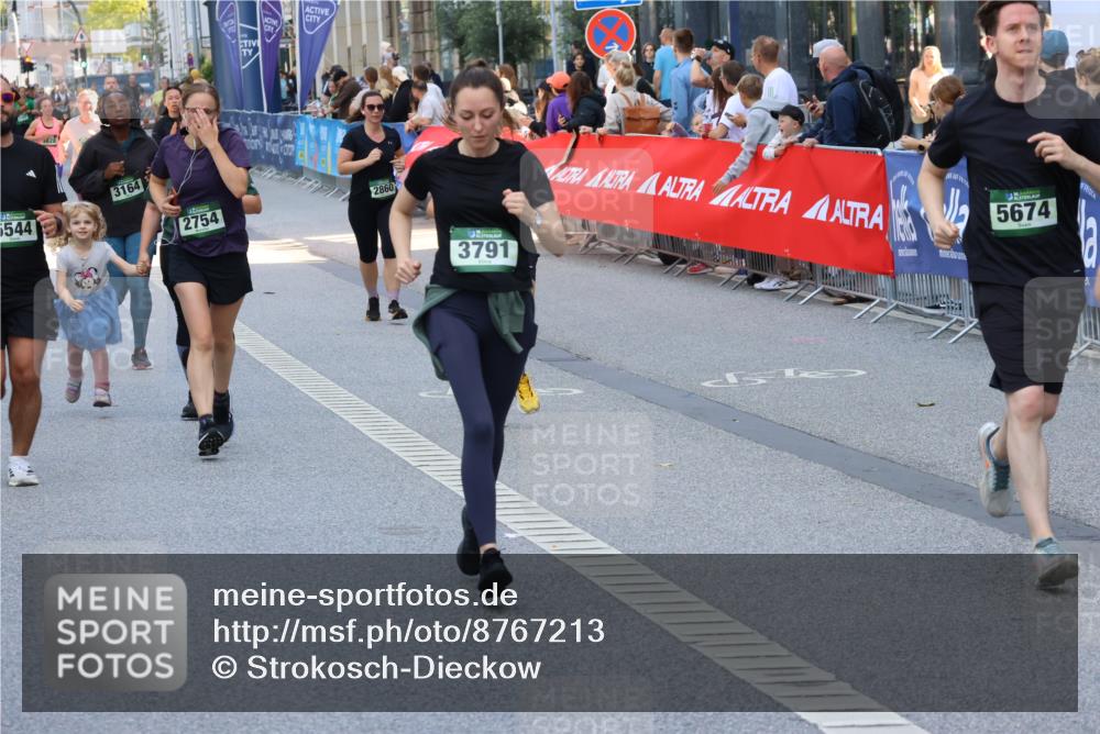 07.09.2025 - BARMER Alsterlauf Strokosch-Dieckow http://msf.ph/oto/8767213 07.09.2025 10:11:25 Ziel 2293, 2772, 2820, 2846, 2847, 2934, 3036, 3126, 3327, 3348, 3349, 3366, 3367, 3393, 3398, 3692, 3783, 3792, 3867, 4045, 4376, 4415, 4491, 4970, 5214, 5418, 5448, 5649, 5650, 5758, 5760, 6008, 6124, 6130, 6144, 6180, 8038, 8039, 8126, 8264 meine-sportfotos.de