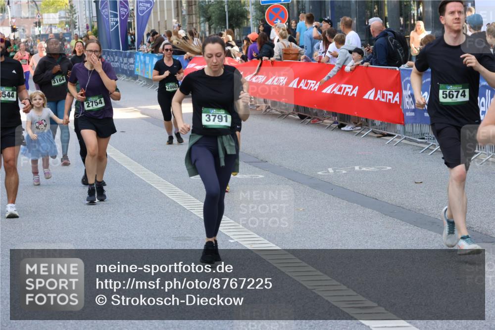 07.09.2025 - BARMER Alsterlauf Strokosch-Dieckow http://msf.ph/oto/8767225 07.09.2025 10:11:25 Ziel 2293, 2772, 2820, 2846, 2847, 2934, 3036, 3126, 3327, 3348, 3349, 3366, 3367, 3393, 3398, 3692, 3783, 3792, 3867, 4045, 4376, 4415, 4491, 4970, 5214, 5418, 5448, 5649, 5650, 5758, 5760, 6008, 6124, 6130, 6144, 6180, 8038, 8039, 8126, 8264 meine-sportfotos.de