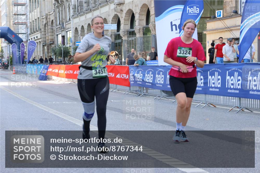 07.09.2025 - BARMER Alsterlauf Strokosch-Dieckow http://msf.ph/oto/8767344 07.09.2025 10:31:17 Ziel 2001, 4921, 4922 meine-sportfotos.de