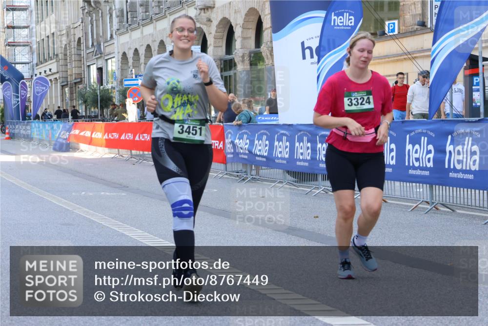 07.09.2025 - BARMER Alsterlauf Strokosch-Dieckow http://msf.ph/oto/8767449 07.09.2025 10:31:17 Ziel 2001, 4921, 4922 meine-sportfotos.de