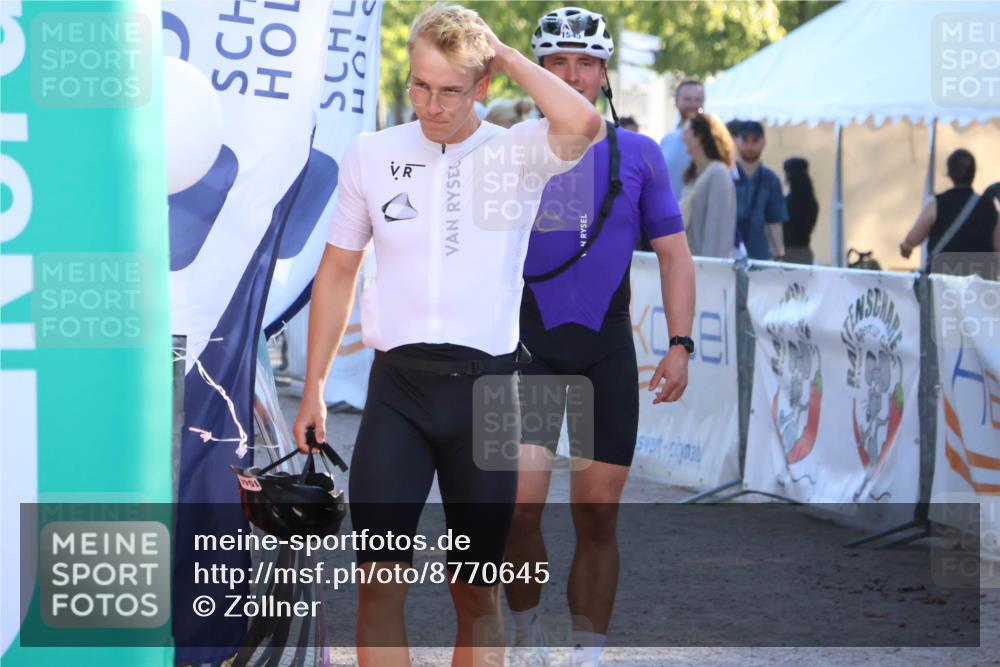 07.09.2025 - 19. Norderstedt Triathlon Zöllner http://msf.ph/oto/8770645 07.09.2025 16:43:15 Ziel 1049, 1544, 1546 meine-sportfotos.de